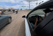 Conductores hacen malabares para transitar en la entrada de Las Cayenas y La Cruz