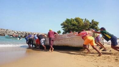 Una lancha hundida y cinco dañadas deja fuerte oleaje en La Guaira