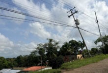 Poste eléctrico está a punto de caer en la entrada del sector Voz del Río