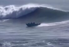 Surfistas rescatan a una familia tras volcar su lancha por una ola gigante