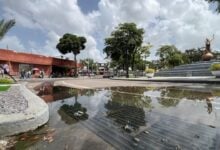 Desborde de aguas negras en la redoma Juana La Avanzadora afecta a los peatones