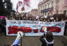 Miles protestan contra los costos y el daño ambiental de los Juegos Olímpicos