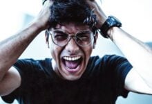 Desahogarse golpeando objetos no calma la ira, la intensifica, según estudio