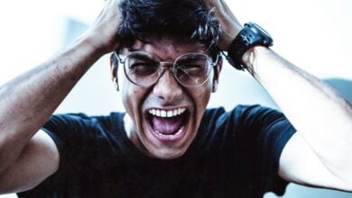 Desahogarse golpeando objetos no calma la ira, la intensifica, según estudio