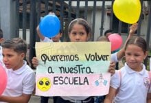 “Queremos volver a nuestra escuela”: El clamor de estudiantes de la Vicente Salias en su 76º aniversario