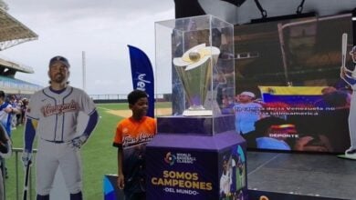 Fanáticos de La Guaira celebran el recorrido de la Copa del Clásico Mundial de Béisbol