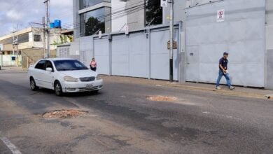 Vecinos de Las Brisas del Orinoco rellenas las dos troneras en la avenida principal