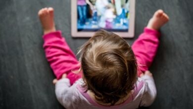 Reino Unido recomienda limitar a una hora diaria el uso de pantallas en menores de cinco años