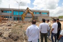 Gobernador Ernesto Luna inspecciona avances en la Clínica "José María Vargas"