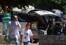 Sepultan a El Mencho con música de banda, 500 coronas de flores y en ataúd de oro