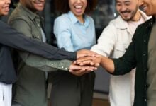 Amistad Laboral: El motor invisible de la productividad en 2026