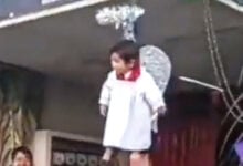 Polémica en México: Niño suspendido con cadenas durante procesión genera indignación