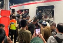 Choque de trenes en Indonesia deja al menos dos muertos y múltiples heridos