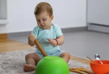 Cómo lograr que un bebé se entretenga solo sin necesidad de recurrir a las pantallas