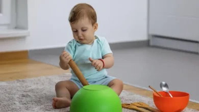 Cómo lograr que un bebé se entretenga solo sin necesidad de recurrir a las pantallas