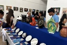 Estudiantes de la escuela de artes exhiben muestras productivas y piden dotación de inmobiliario