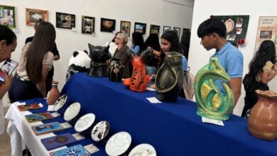Estudiantes de la escuela de artes exhiben muestras productivas y piden dotación de inmobiliario