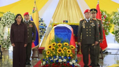 Presidenta (E) rinde homenaje en capilla ardiente al coronel Helmer David Prato Veloz