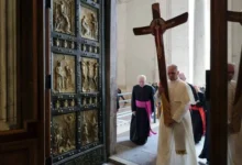 El Papa León XIV cargará la cruz en las 14 estaciones