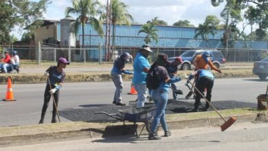 ¡Por fin! Tapan los huecos en el canal de servicio de la Av. Bella Vista hacia el Metropolitano