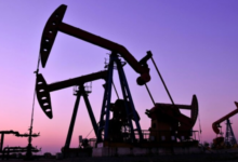 El crudo brent cae un 9% y baja a los 90 dólares al reabrirse el estrecho de Ormuz