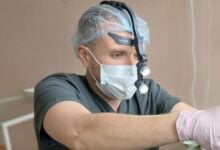 Joven sufre fractura de laringe tras contener un estornudo