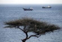 Trump ordena destruir cualquier embarcación que despliegue minas en el estrecho de Ormuz