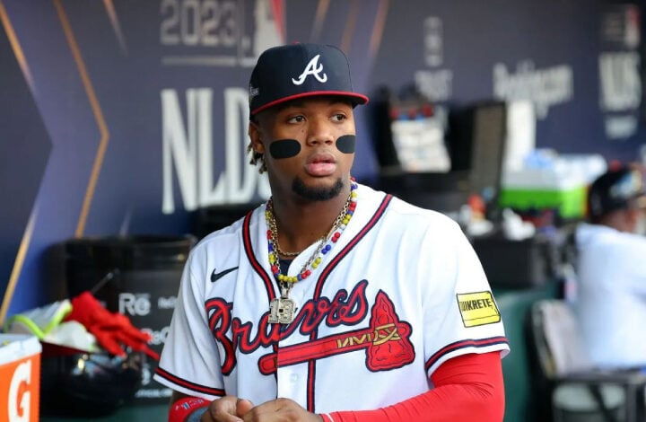 Ronald Acuña Jr. abandona juego de los Bravos por dolor en el pulgar izquierdo