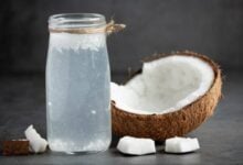 Lo que el agua de coco podría hacer por tu inflamación abdominal