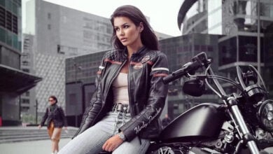 Salió a la carretera para hacer fotos espectaculares y fue derribada por una moto
