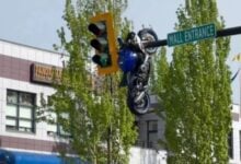 Motocicleta queda incrustada en un semáforo tras brutal choque en Canadá