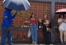 Ante altas temperaturas maturineses recurren a sombrillas y bebidas para refrescarse