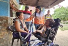 Entregan silla de ruedas especial a niña Yerlismar Villahermosa en El Soberano II