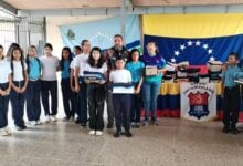 Dotan de uniformes escolares al Liceo "Juan Francisco Milá de la Roca" en Caicara
