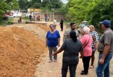 Ana Fuentes entrega materiales para culminar puente en el sector Valle Paramaconi