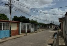 Reportan desborde de cloacas en la calle Prefagua de Las Carolinas