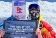 Alpinista ruso Rustam Nabiev corona el Everest usando solo sus brazos