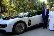 León XIV estrena el volante del primer automóvil eléctrico de Ferrari