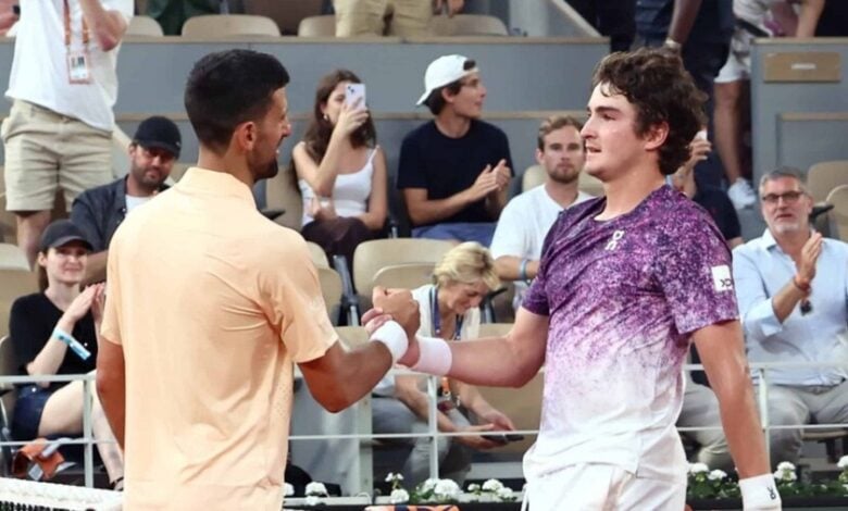 El brasileño João Fonseca remonta dos sets y elimina a Novak Djokovic en Roland Garros