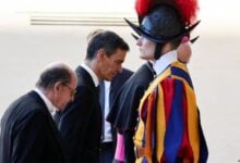 Pedro Sánchez llega al Vaticano para su primera audiencia oficial con el papa León XIV