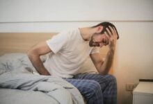 El círculo vicioso de la migraña: Cómo la automedicación agrava el dolor crónico