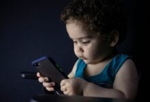 Los padres son el principal modelo de la adicción infantil a las pantallas, según un estudio