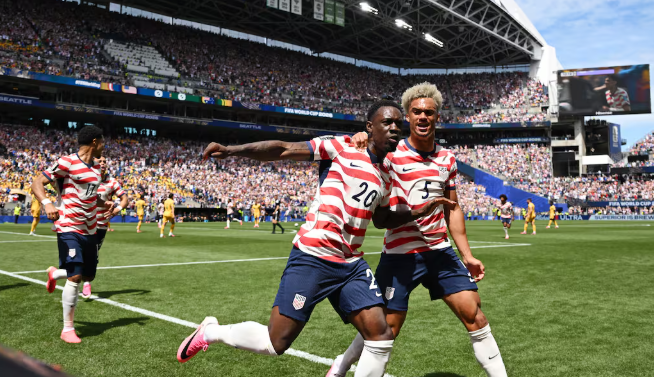 Estados Unidos venció a Australia, con autogol de Burgess y cabezazo de Freeman