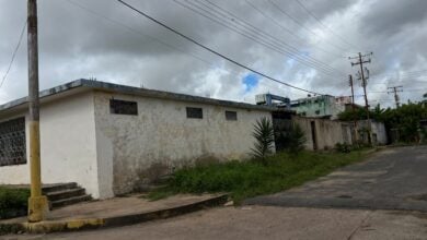 Viacrucis en Los Guaritos II: vecinos deben madrugar para poder almacenar agua