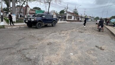Denuncian deterioro en la vía principal de La Cruz y exigen plan de asfaltado inmediato
