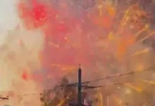 Explotan miles de fuegos artificiales tras incendiarse un negocio en Oklahoma