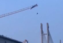 Parapentista pasa horas atrapado en una grúa a 60 metros de altura en China
