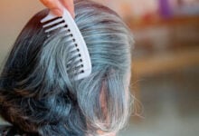 Tinte natural con cáscaras de papa: la receta casera para cubrir las canas