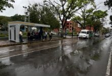 Reportan retraso en el transporte público este jueves lluvioso