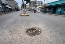 Hundimiento de boca de visita en la Av. Bicentenario representa un peligro para conductores